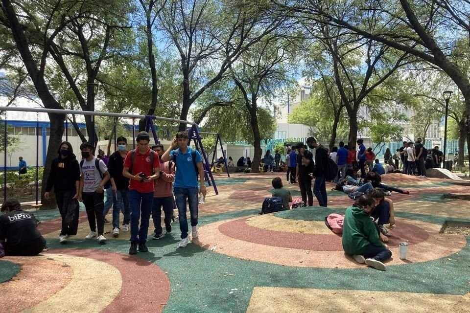 Vecinos de la Prepa 15, en la Colonia Florida, pidieron la intervención del Alcalde regio y de la UANL.
