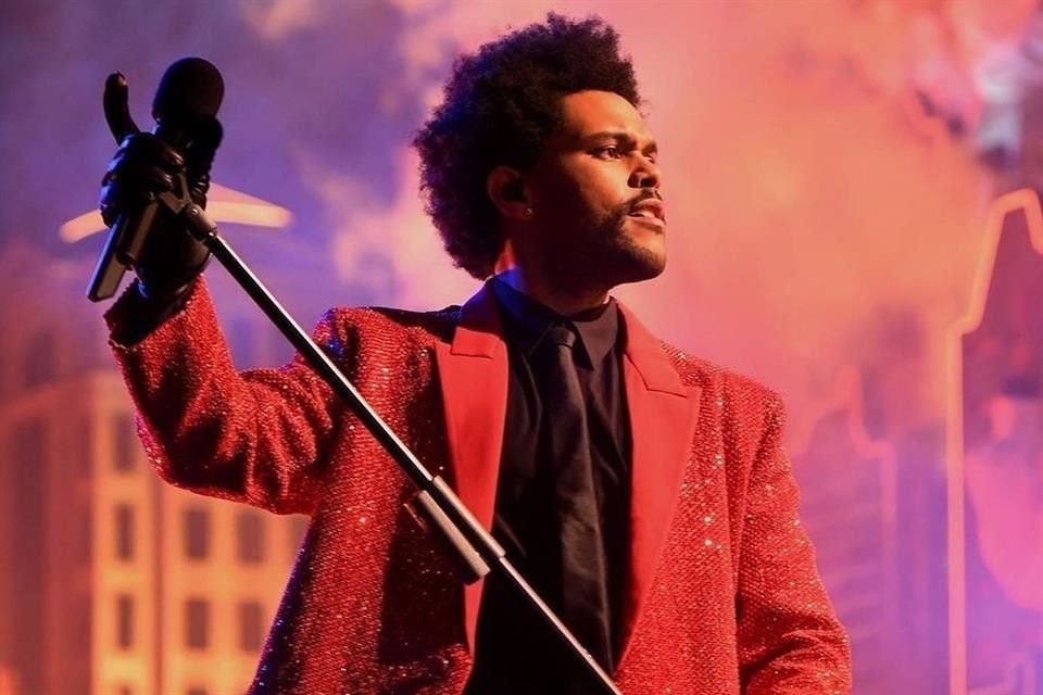 El cantautor The Weeknd estuvo a punto de romper en llanto tras anunciarle a sus fans que no podría continuar con su concierto.