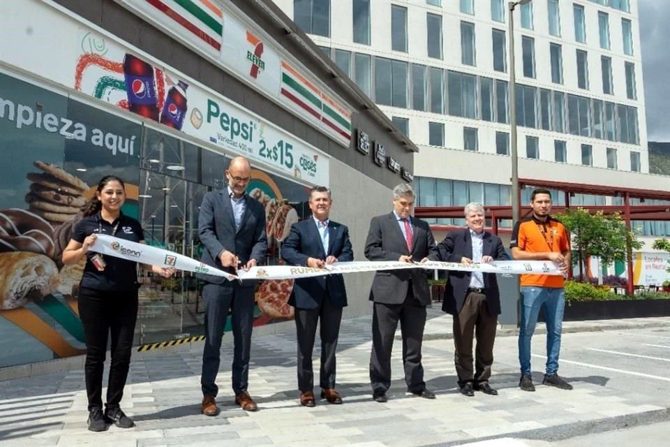 Miguel Treviño, alcalde de San Pedro Garza García; Luis Chapa, presidente de Iconn; Iván Rivas, Secretario de Economía; y Gabriel Chapa, directivo de Iconn en la inauguración de su nuevo centro.