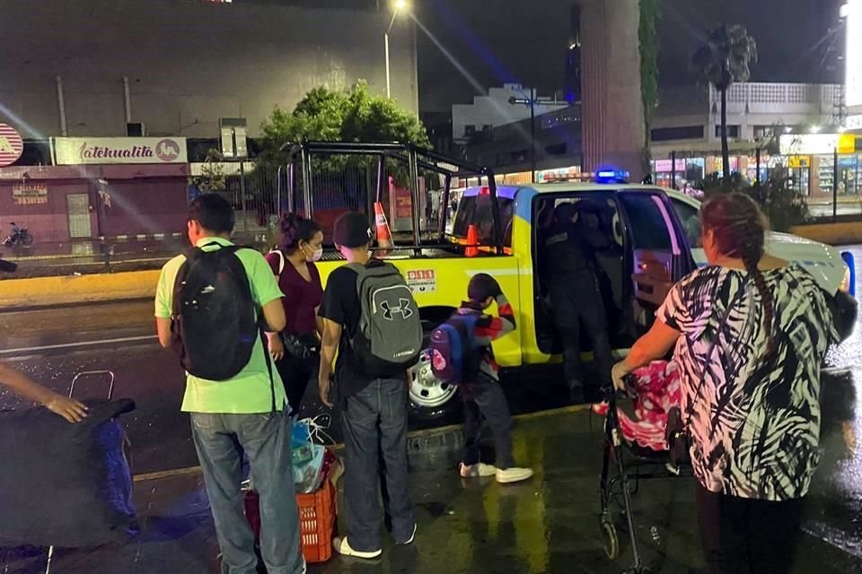 Unidades policiacas fungieron anoche como 'taxis' gratis para quienes esperaban regresar a sus domicilios en medio de las lluvias.