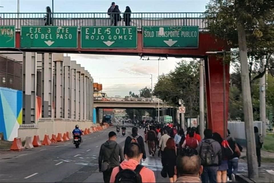 Locatarios se encuentran bloqueando Avenida Ermita-Iztapalapa para exigir a las autoridades ampliación de calles para negocios comerciales.