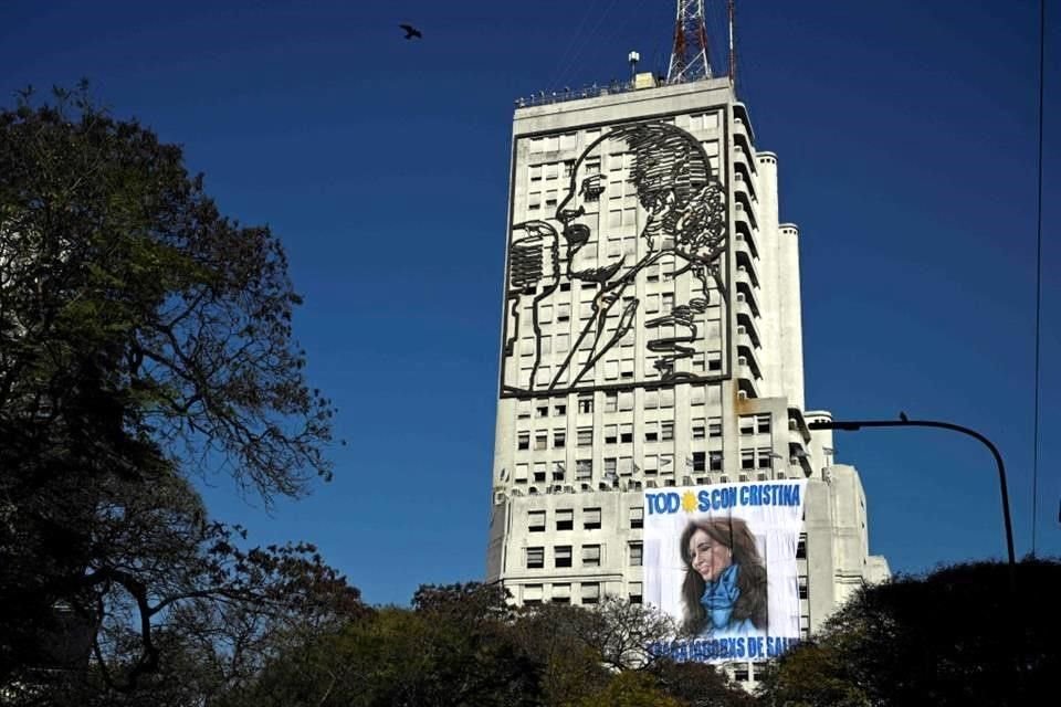 Un retrato de la Vicepresidenta de Argentina, Cristina Fernández de Kirchner, con las palabras 'Todos con Cristina' está colgado en el edificio del Ministerio de Desarrollo Social en Buenos Aires.