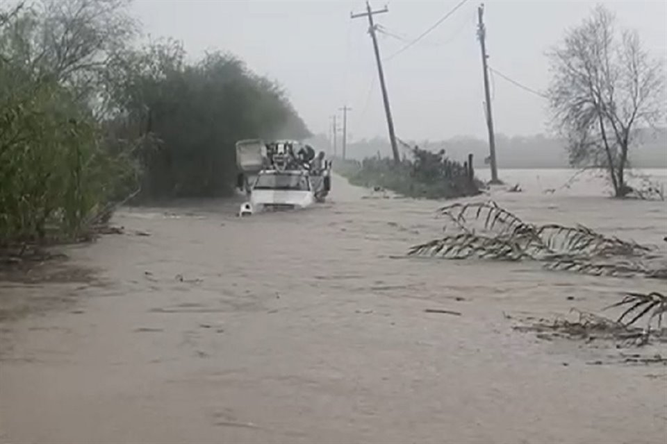 El camión quedó varado en la comunidad El Fraile.