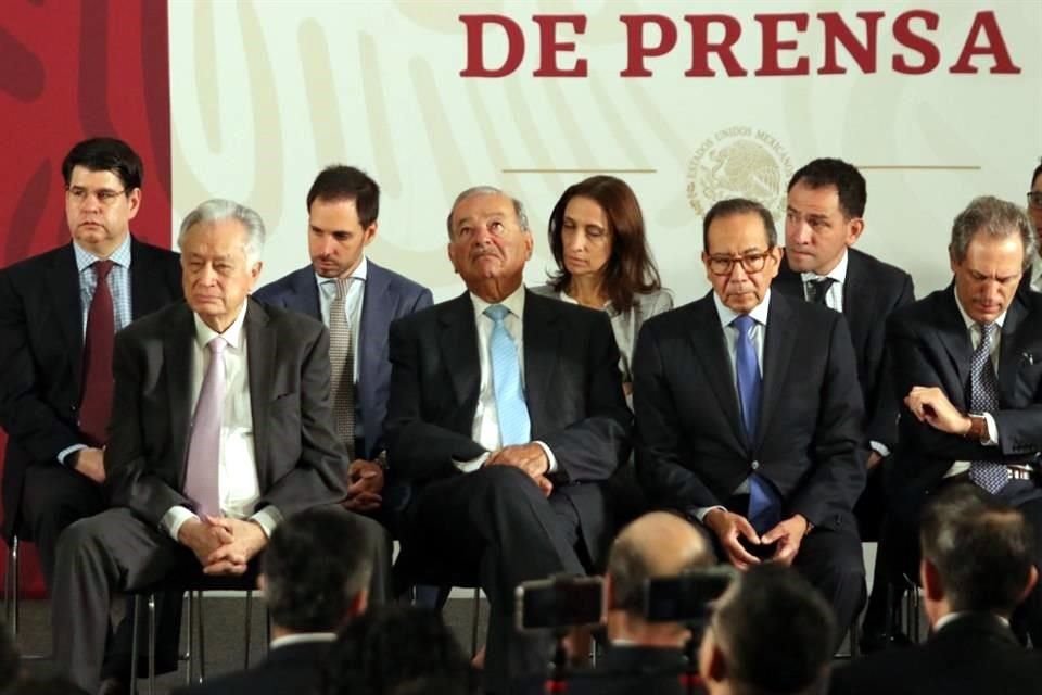 El director de la CFE, Manuel Bartlett, y el empresario Carlos Slim durante un acto en Palacio Nacional en agosto de 2019.