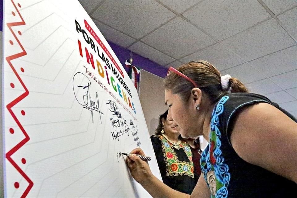 El Gobierno estatal se comprometió con las artesanas a brindarles espacios donde pueden vender sus productos.