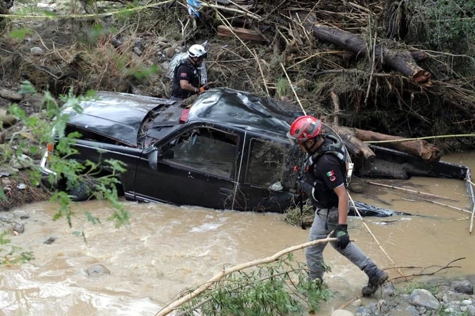 La pickup de la familia fue hallada al bajar el nivel del Arroyo La Laguna, en Cadereyta.