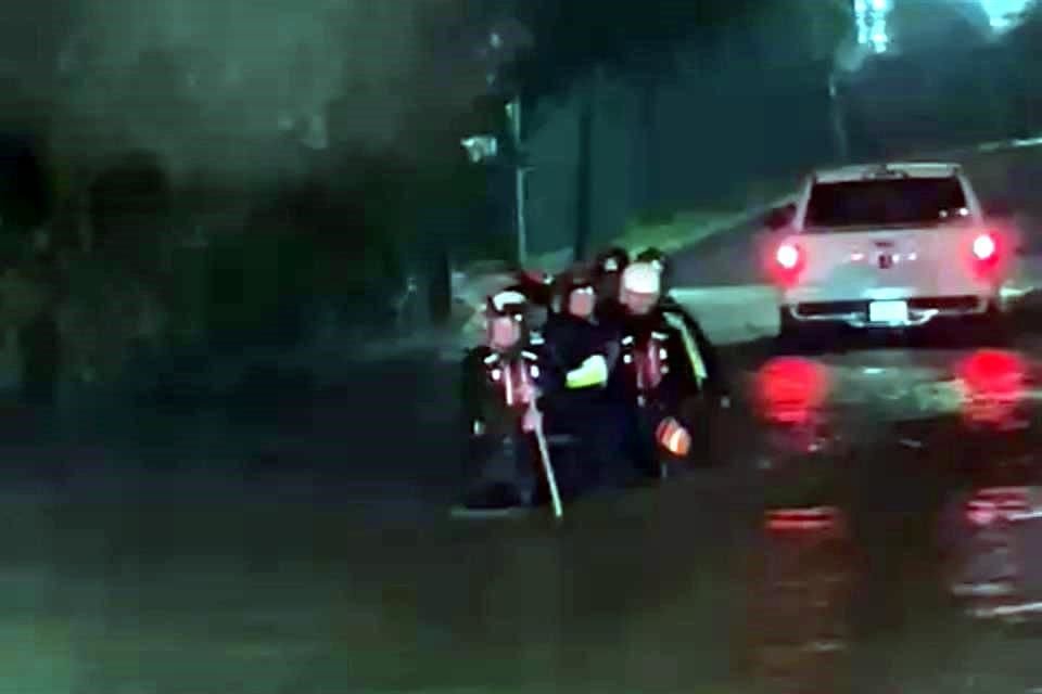La víctima quedó sin poder salir de su vehículo pick up a la altura de la Colonia El Uro.