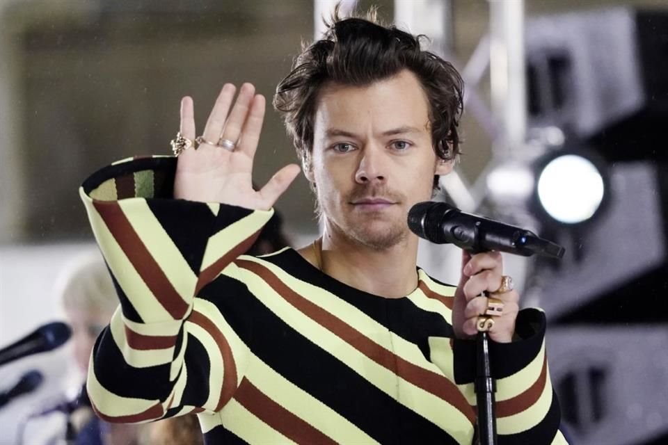 Harry Styles desató los escándalos en el Festival de Venecia por darle un beso a Nick Kroll y presuntamente escupirle a Chris Pine.