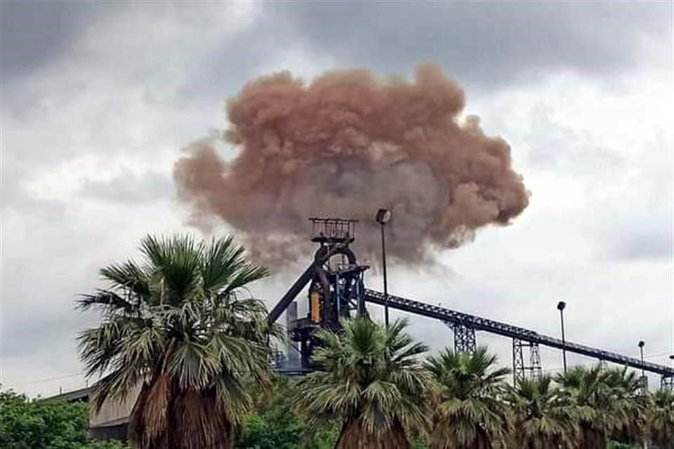 AHMSA informó que dos trabajadores resultaron 'aturdidos' por el fuerte sonido, además de recibir fragmentos de metal, y uno más resultó con una quemadura en un pie.