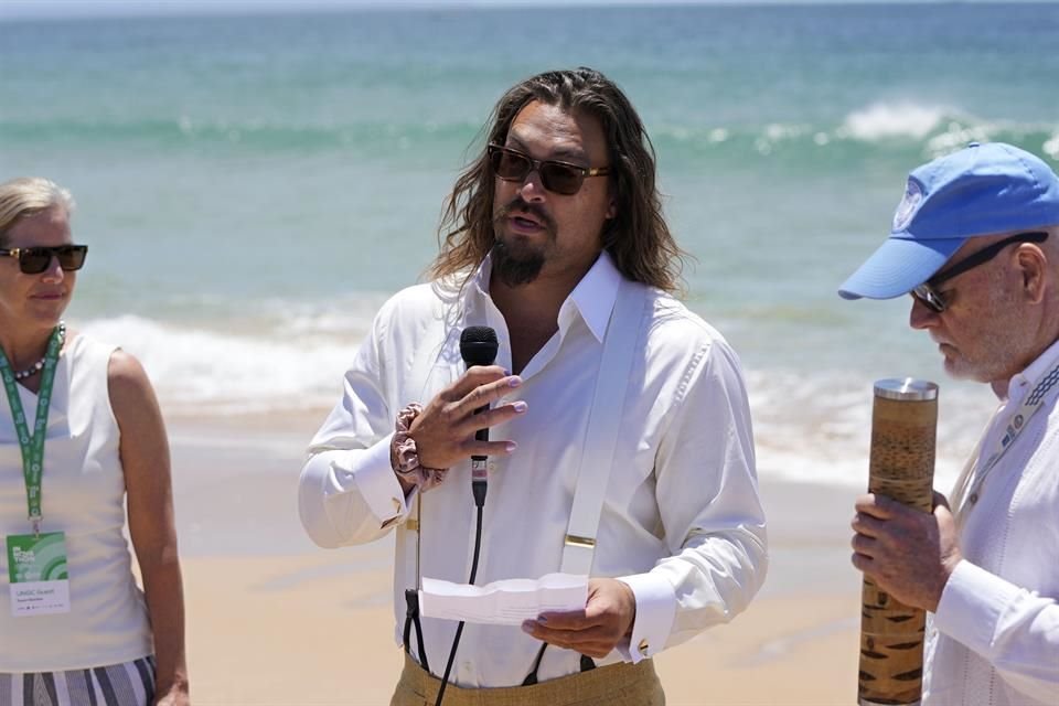 El actor Jason Momoa compartió un vistazo del corte de cabellera que se realizó para proclamarse contra la contaminación en los mares.