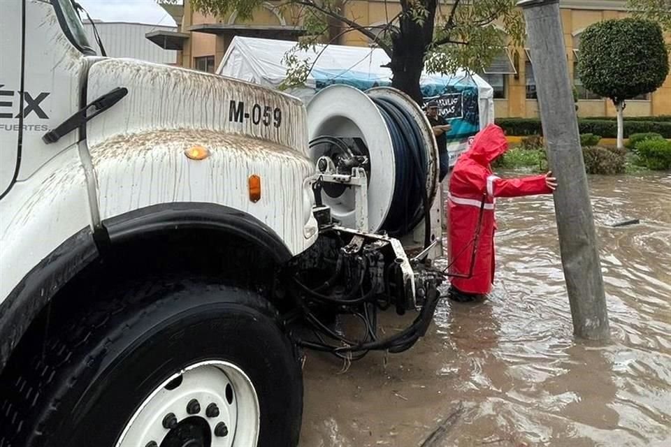 La lluvia de esta tarde provocó inundaciones en la Vía Morelos, una de las principales avenidas del Municipio de Ecatepec.