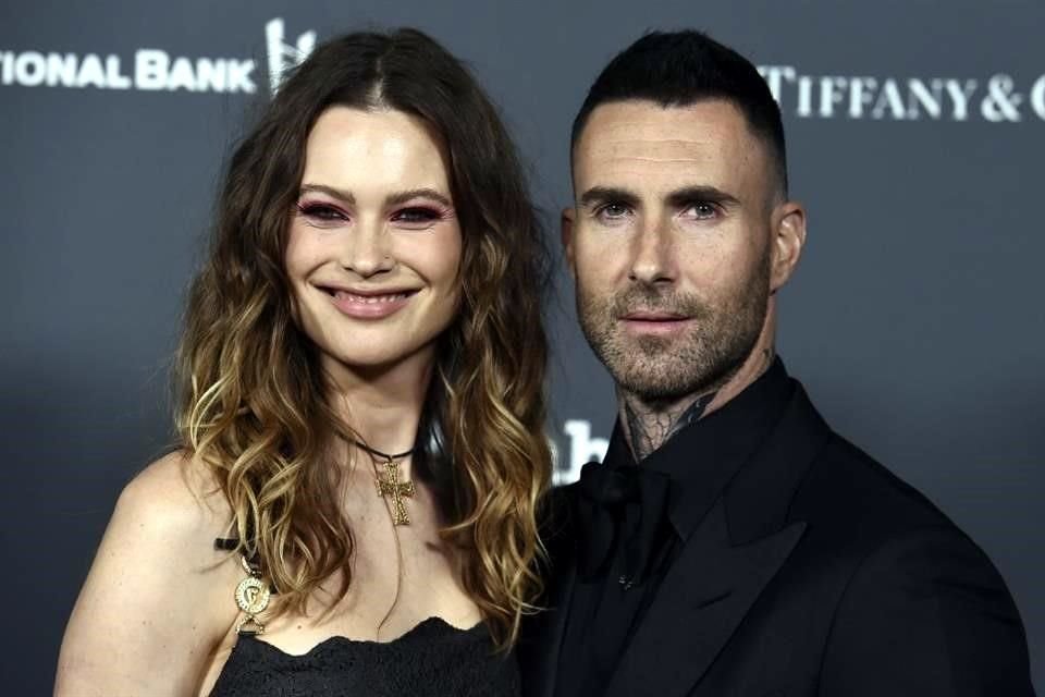 Adam Levine y Behati Prinsloo serán papás por tercera vez; fueron captados durante sus vacaciones en Hawái por miembros de la prensa.