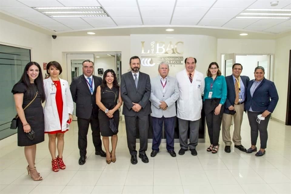 Autoridades del HU y directivos de Roche México.