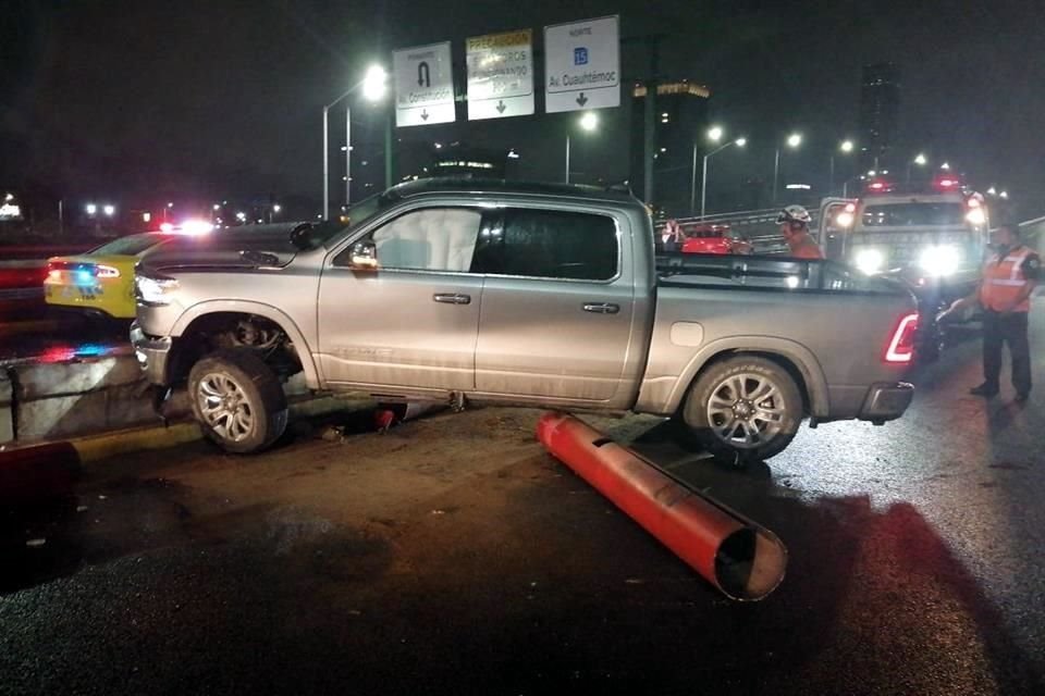 Al lugar llegaron elementos de Protección Civil y Tránsito, quienes encontraron una camioneta Ram de doble cabina que había derribado el barandal que divide el puente de la lateral de esta avenida.