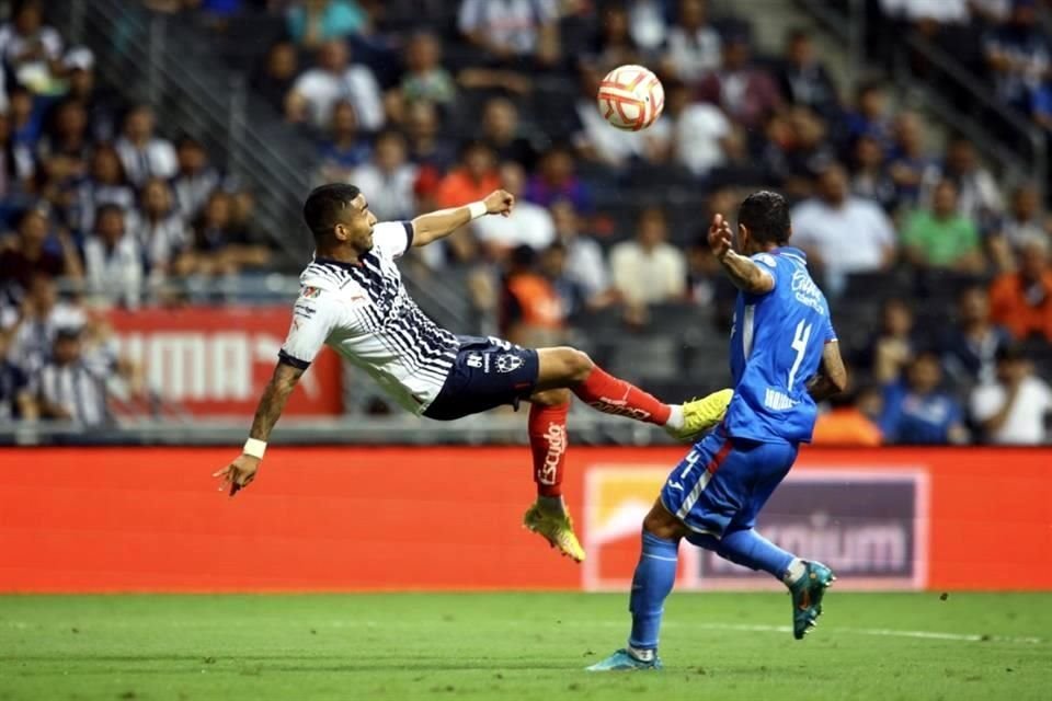 Rodrigo Aguirre marcó un gol de chilena ante el Cruz Azul, pero fue anulado por fuera de lugar.