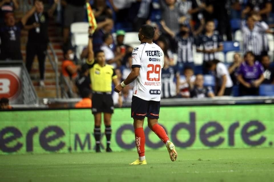 En cuanto el jugador de Rayados recibió el balón y remató, el asistente Édgar Magdaleno señaló el fuera de lugar.