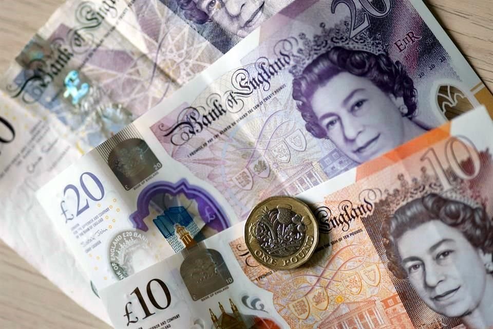 La libra se desplomó a su nivel más débil en cerca de cuatro décadas, presionada por una perspectiva económica negativa y el último episodio de fortaleza del dólar estadounidense.