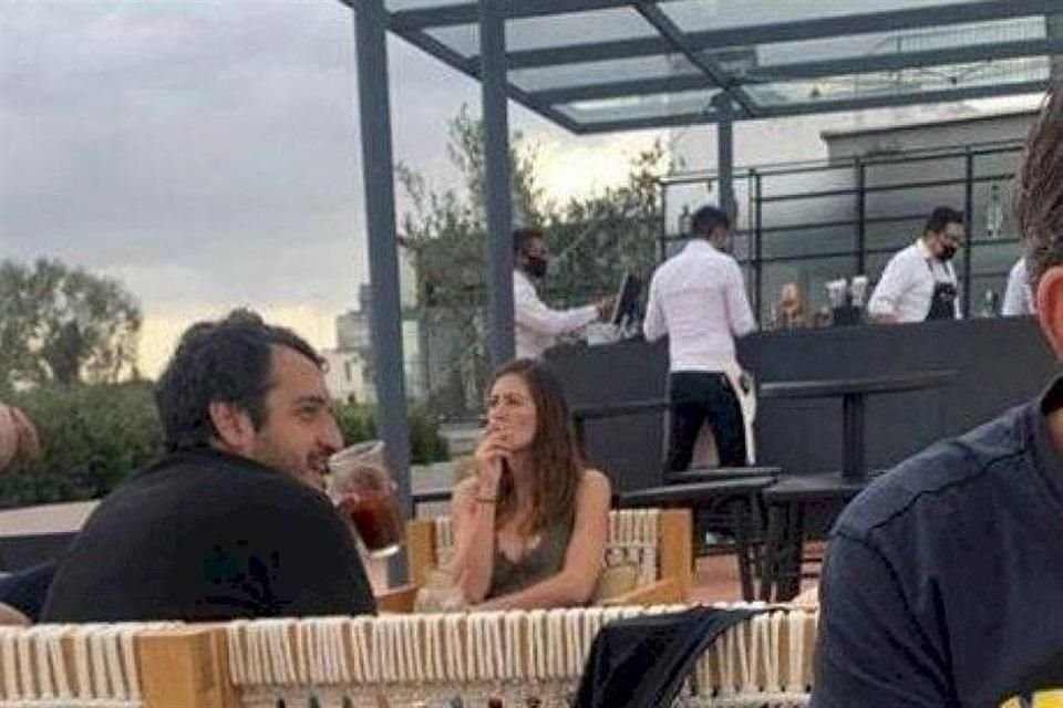 Andrés López Beltrán, hijo del Presidente, fue captado disfrutando de la terraza del lugar.