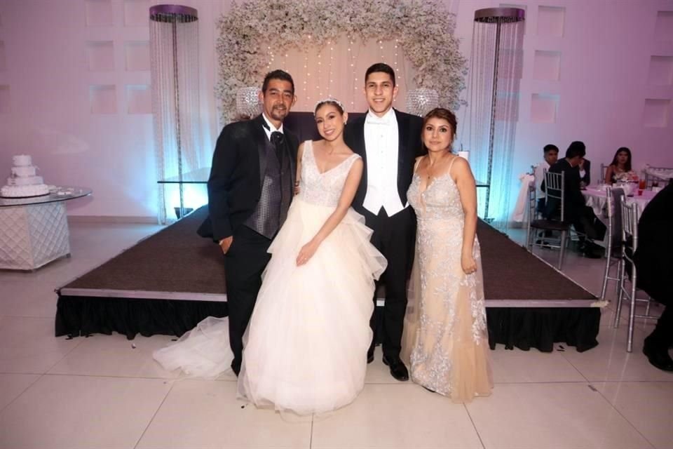 PADRES DE LA NOVIA Gerardo Lange, Yanín Lange Villalobos,  José Manuel Acosta Córdova y Mónica Villalobos de Lange