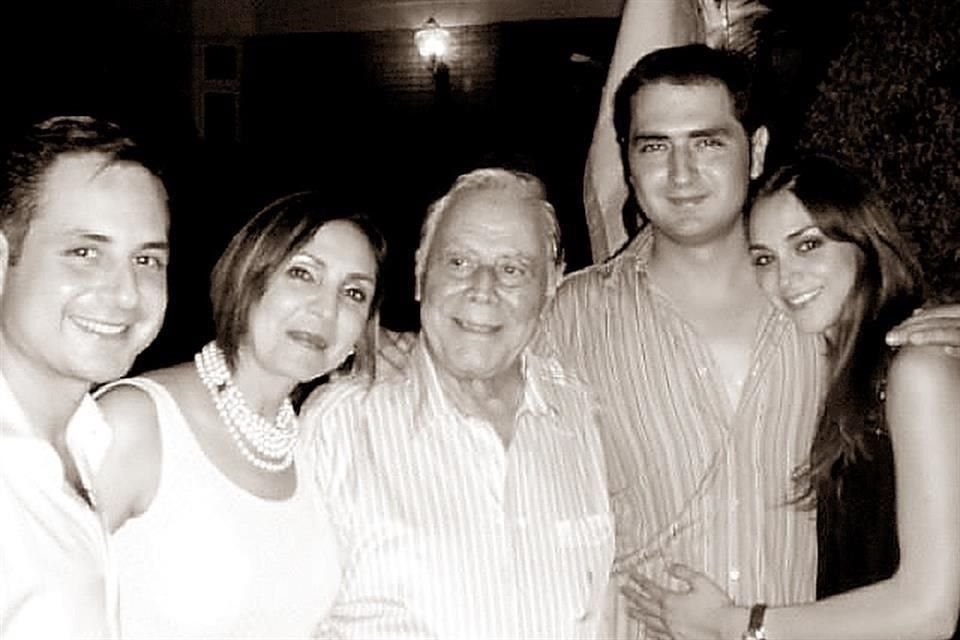 CON SU ESPOSA E HIJOS. Homero, Oralia Rodríguez, Vital y Regina Garza Rodríguez