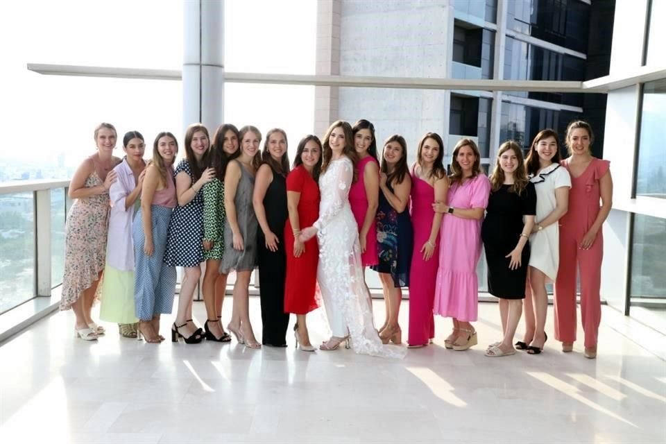 La novia con un grupo de amigas.