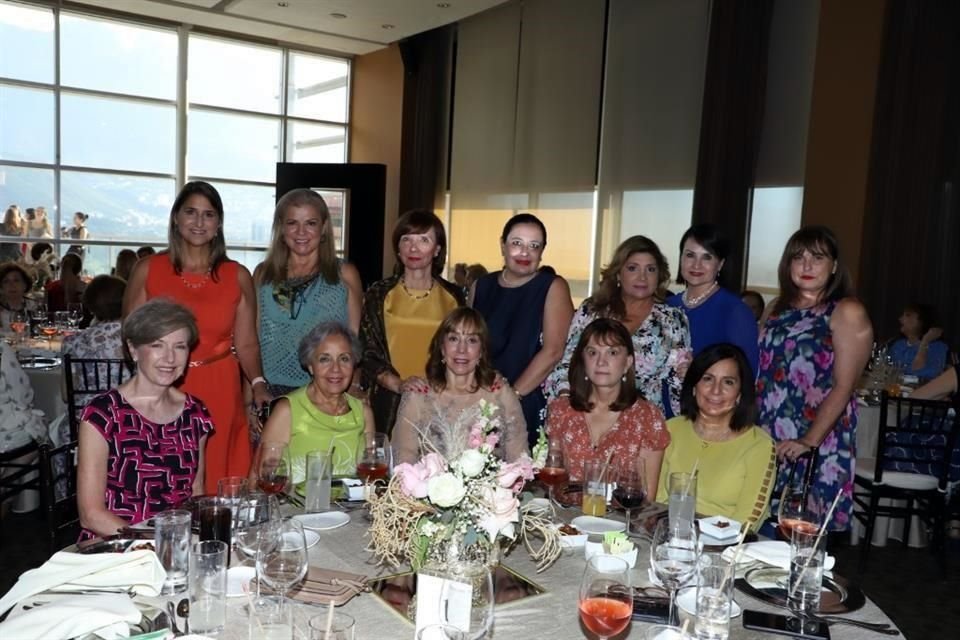 Las mamás de los novios con un grupo de invitadas.