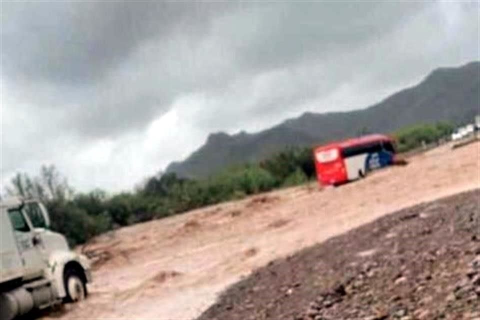 Camión con pasajeros fue arrastrado por corriente de un arroyo en Baja California Sur; cuerpos de seguridad rescataron a los involucrados.