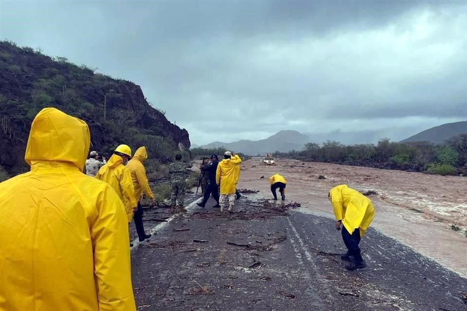 Camión con pasajeros fue arrastrado por corriente de un arroyo en Baja California Sur; cuerpos de seguridad rescataron a los involucrados.