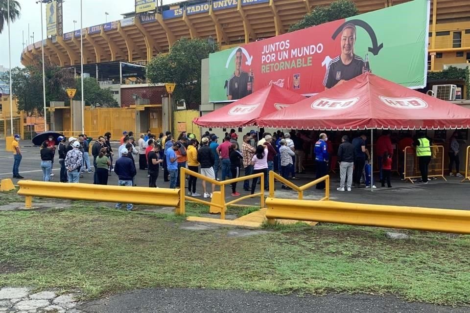 Aficionados regios respondieron en buena cantidad a la venta libre para la vuelta del Clásico Regio Femenil.