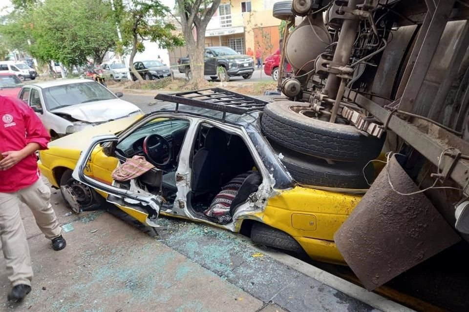 De acuerdo con testigos, el conductor de la pipa circulaba por Periférico y tomó la Calle Álvaro Obregón, pero perdió el control. Impactó a un taxi que circulaba por la calle y luego se volcó.