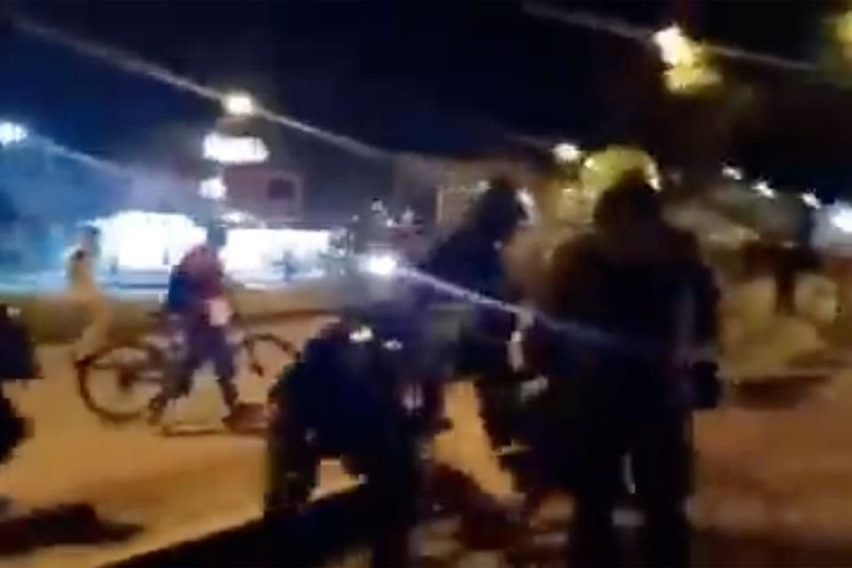 En redes sociales circula un video en el que presuntamente se muestra el momento de la detención de la menor.