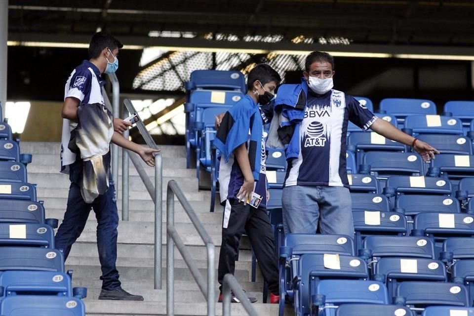 La afición regia se combinó para el duelo de ida de la Semifinal entre Rayadas y Tigres Femenil.