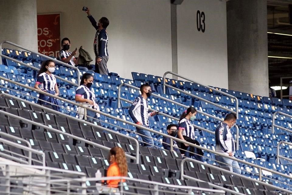 La afición regia se combinó para el duelo de ida de la Semifinal entre Rayadas y Tigres Femenil.