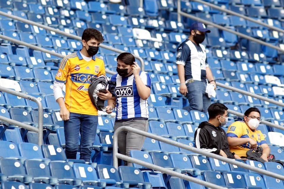 La afición regia se combinó para el duelo de ida de la Semifinal entre Rayadas y Tigres Femenil.