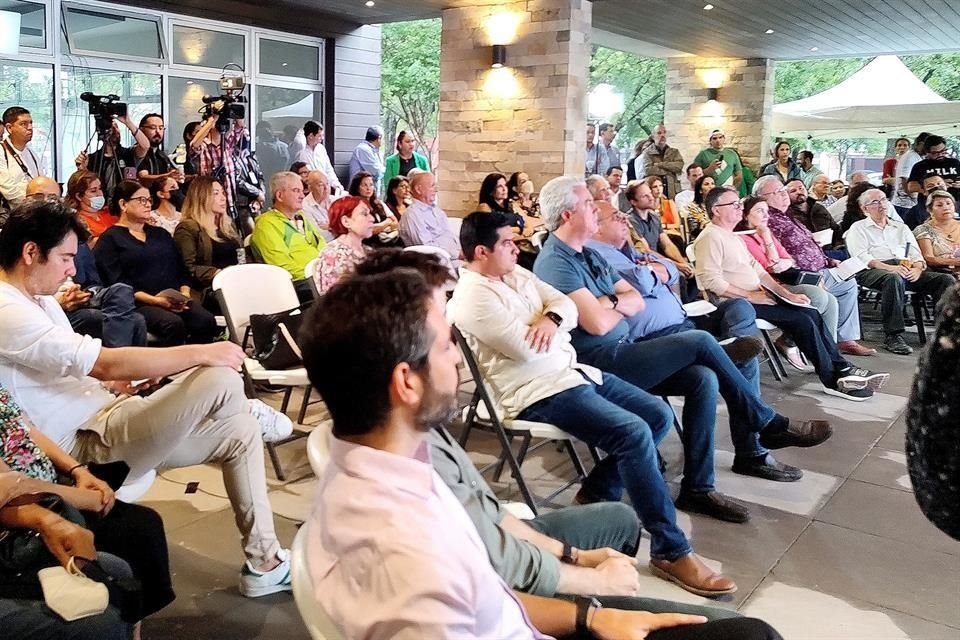 Los vecinos y locatarios primero escucharon la presentación que hicieron funcionarios de la Administración,