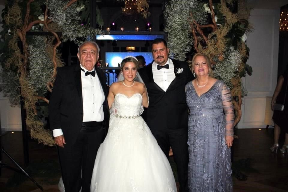 Papás del novio: José Juan Sierra Tamez y Silvia Neavez Román