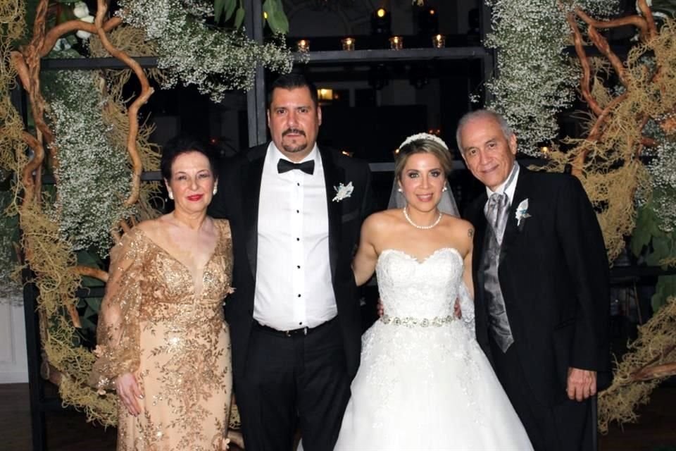 Papás de la novia: Irma Idalia Rivera Ríos y Raziel Vázquez Alvarado