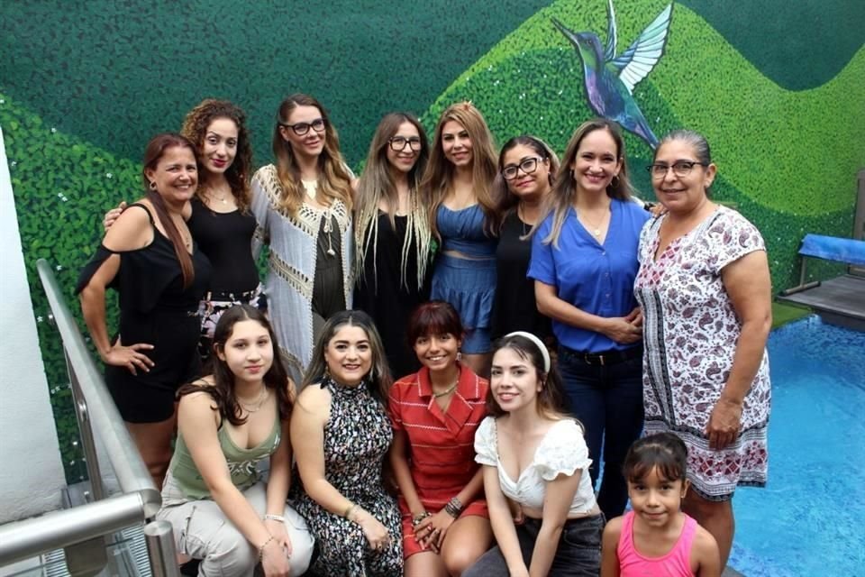 La festejada junto a su grupo de amigas