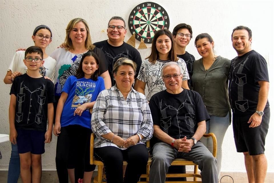 EN EL 2019 José Luis Loaiza Téllez disfrutando una tarde familiar con su esposa, hijos y nietos.