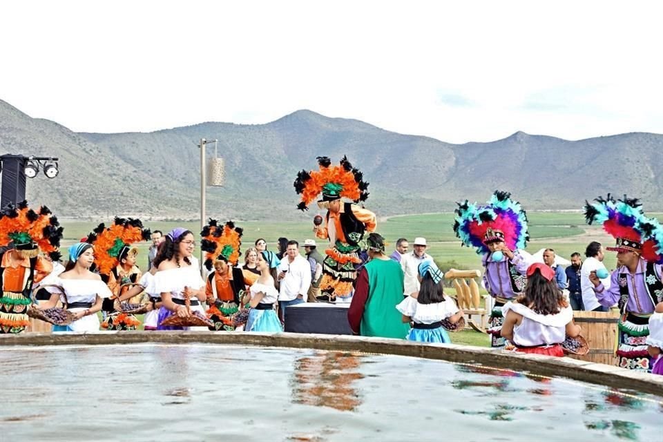 Después de dos años de no realizar su tradicional vendimia por la pandemia, Vinos Don Leo organiza su evento insignia donde asisten más de mil 800 personas, entre ellos algunos de Garza García.