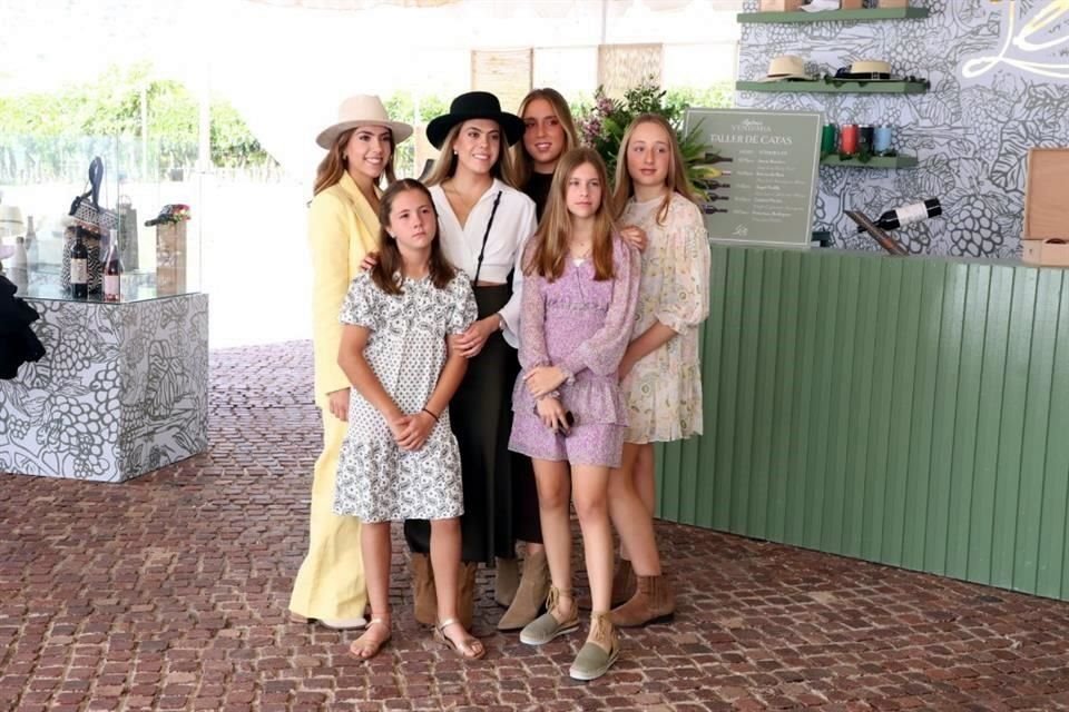 Malena Mejía Mendel, Liliana Villarreal, Andrea Mendel, Mariana Mejía Mendel, Elena Mendel y Linzay Mendel
