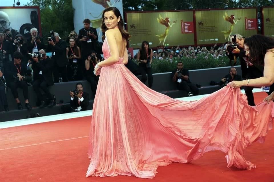 Ana de Armas también impactó con su vestido, sencillo pero a la vez glamouroso y fresco.