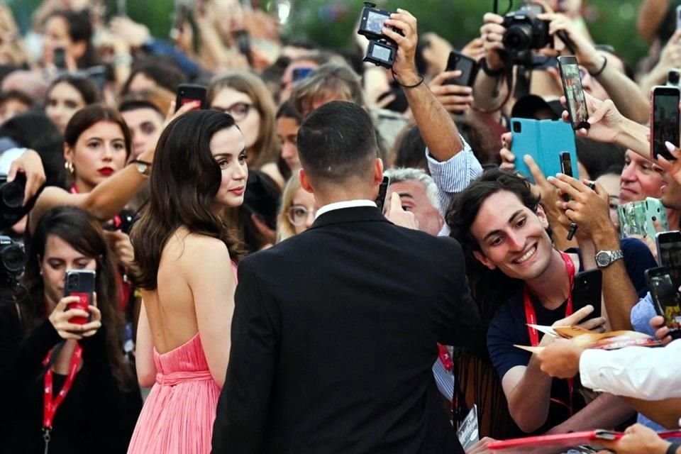 Cientos de fans se dieron cita en la alfombra roja de Venecia este jueves para tomarse fotos y pedirle autógrafos a Ana de Armas.