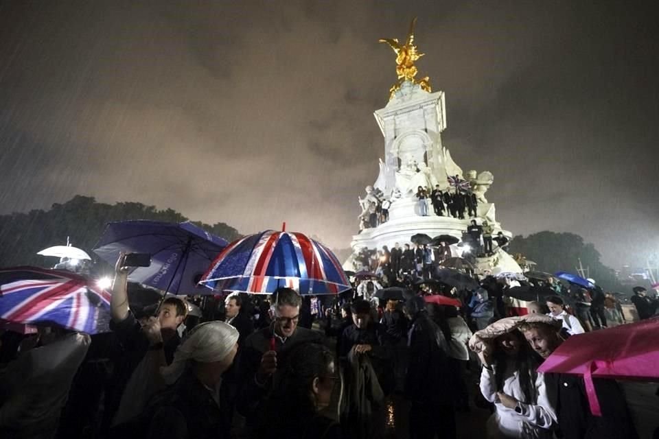 La gente estaba reunida en el Memorial Victoria afuera del Palacio.