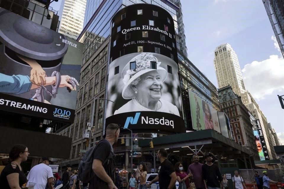 En Nueva York, una foto de la Reina también se desplegó en el tablero de Nasdaq en Times Square.