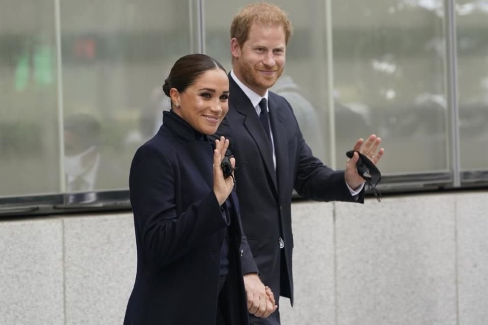 El Príncipe Enrique y Meghan Markle rindieron un homenaje a la Reina Isabel II a través de su página web de la fundación Archewell.