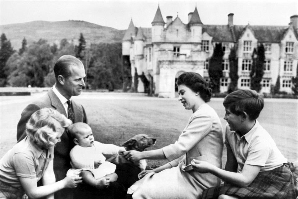 La Reina Isabel y el Príncipe Felipe con sus hijos en el Castillo de Balmoral, en 1960.