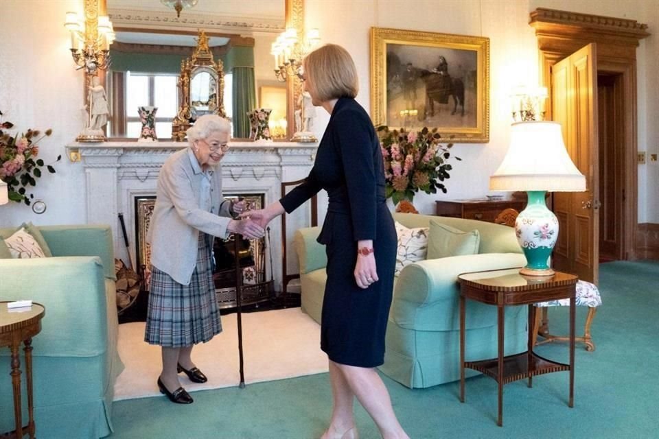 Isabel II el martes al nombrar Primera Ministra a Liz Truss en el Castillo de Balmoral.
