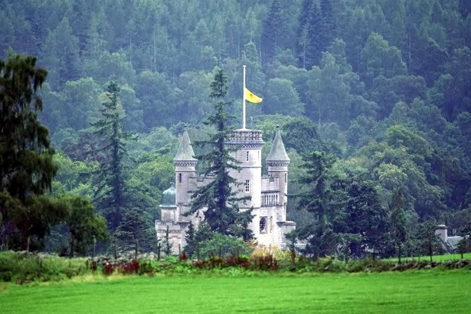 El estandarte de la realeza cuelga a media asta en el Castillo de Balmoral, en Escocia.