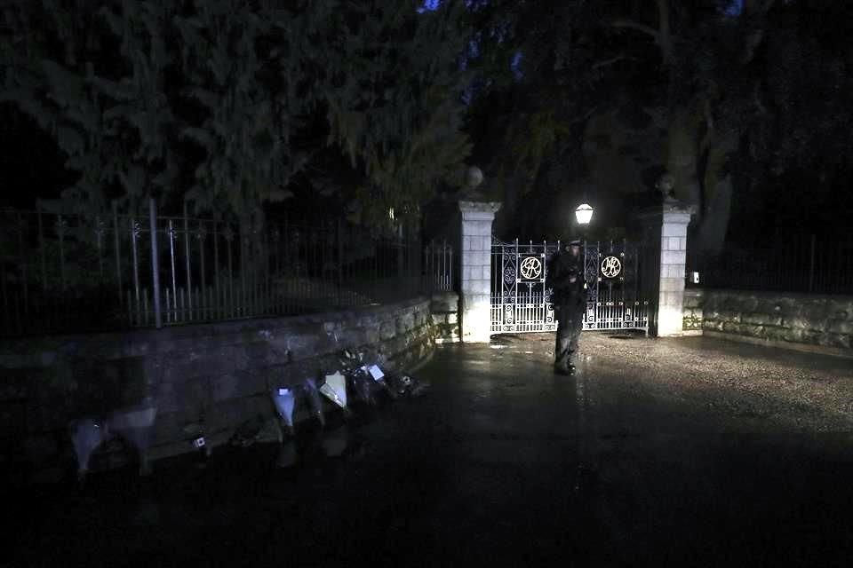 Un oficial de policía vigila la entrada al Castillo de Balmoral la noche de este jueves.